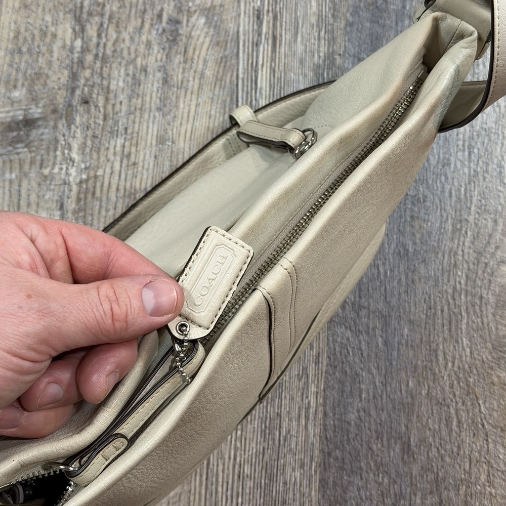 Vintage Coach Ivory White Leather Shoulder Bag Crossbody Adjustable Strap F10942 - Picture 10 of 16